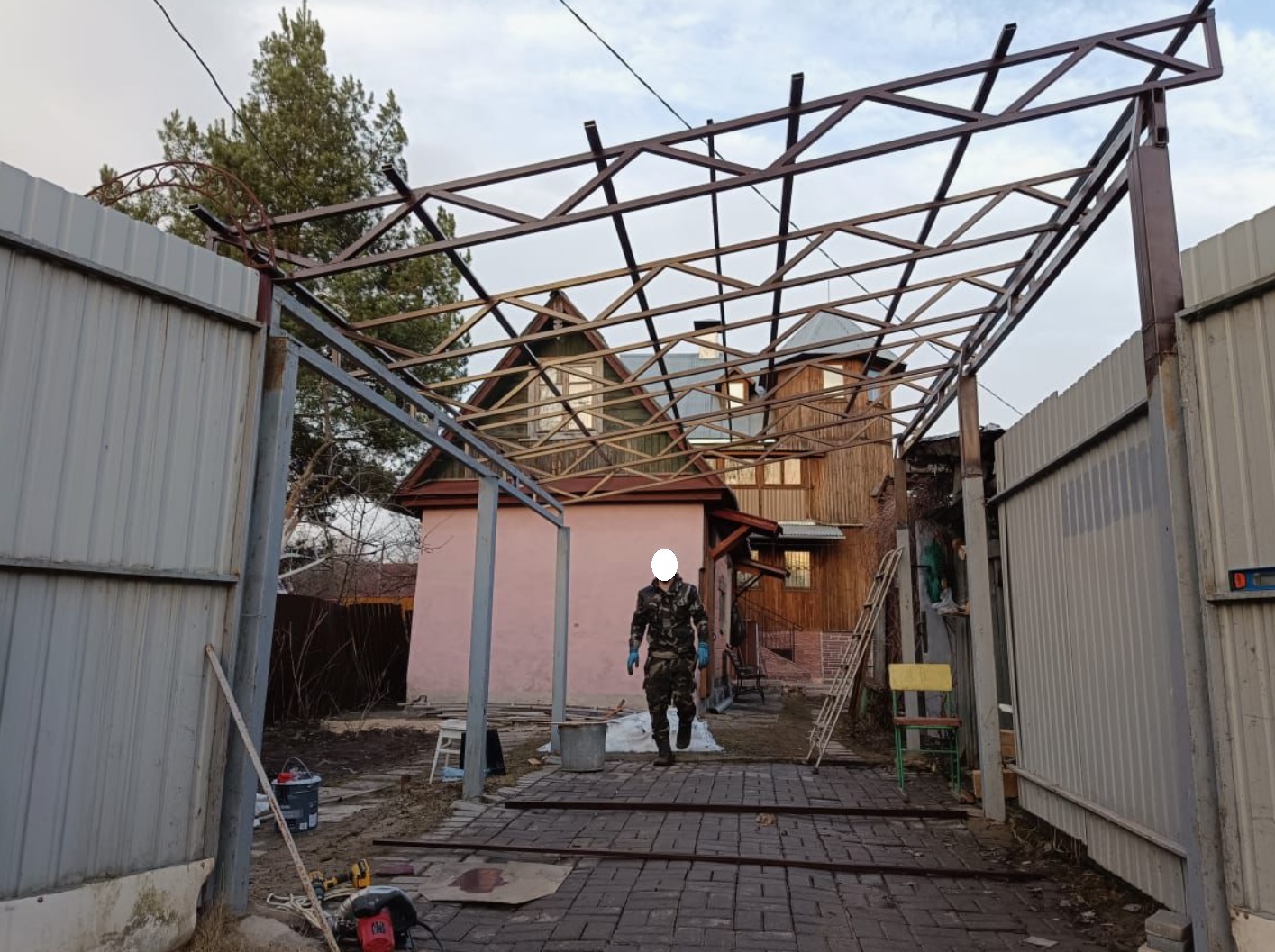 <span style="font-weight: bold;">Металлический навес</span>